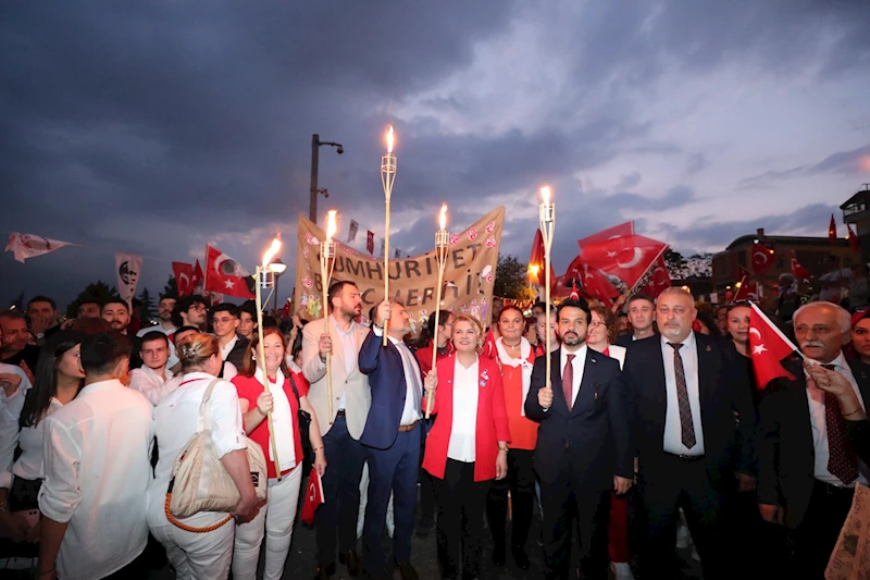 İZMİT’TE BİNLERCE CUMHURİYET AŞIĞI 100. YIL KORTEJİNDE BAYRAM COŞKUSU YAŞADI