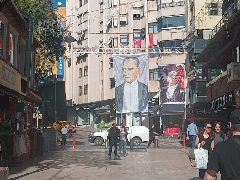 İZMİT BELEDİYESİ FETHİYE CADDESİ’Nİ ATATÜRK FOTOĞRAFLARIYLA DONATTI