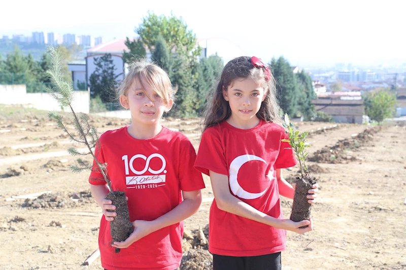 İZMİT BELEDİYESİ 100. YILA ÖZEL HATIRA ORMANINDA  553 ŞEHİDİMİZ ADINA FİDANLARI TOPRAKLA BULUŞTURDU