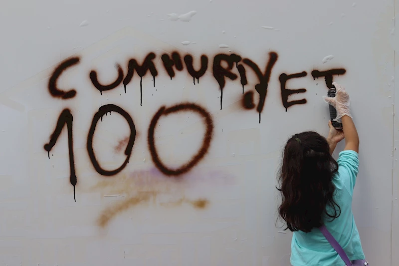 İZMİT BELEDİYESİNİN İNTERAKTİF GRAFFİTİ ÇALIŞMASI YOĞUN İLGİ GÖRÜYOR