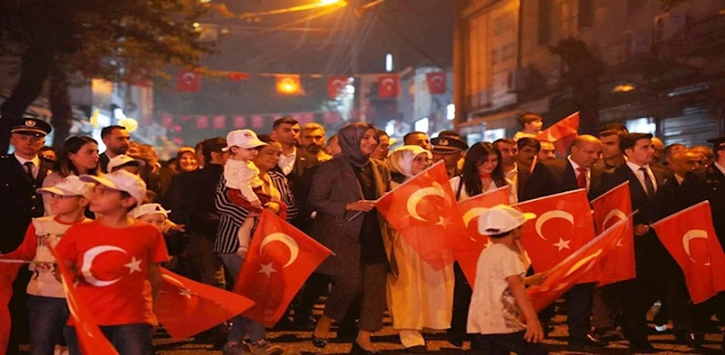 YÜZLERCE SİVEREKLİ FENER ALAYINA KATILDI