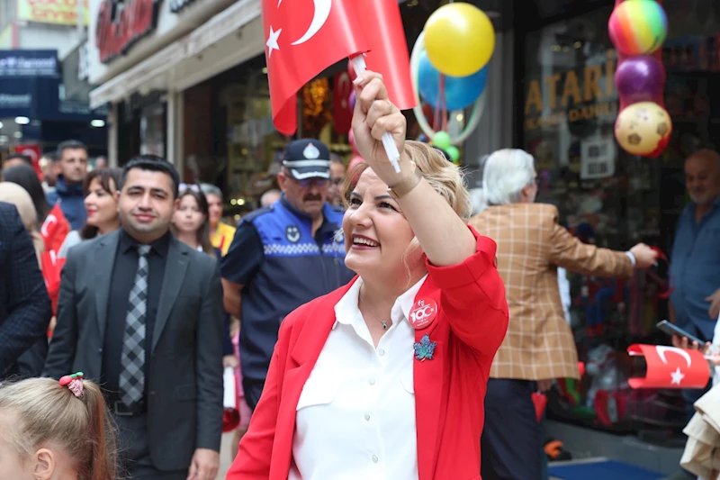 ÇINAR ÇOCUK EVİ’NİN MİNİKLERİ İZMİT SOKAKLARINDA 100’ÜNCÜ YIL COŞKUSU YAŞATTI