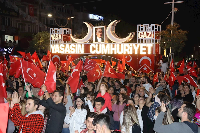 CUMHURİYET AŞIĞI ON BİNLERCE İZMİTLİ 100’ÜNCÜ YIL COŞKUSUNU İZMİT BELEDİYESİYLE YAŞADI