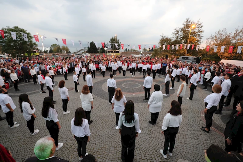 İZMİT’TE 100’ÜNCÜ YIL COŞKUSU 100 ZEYBEK GÖSTERİSİYLE DEVAM ETTİ