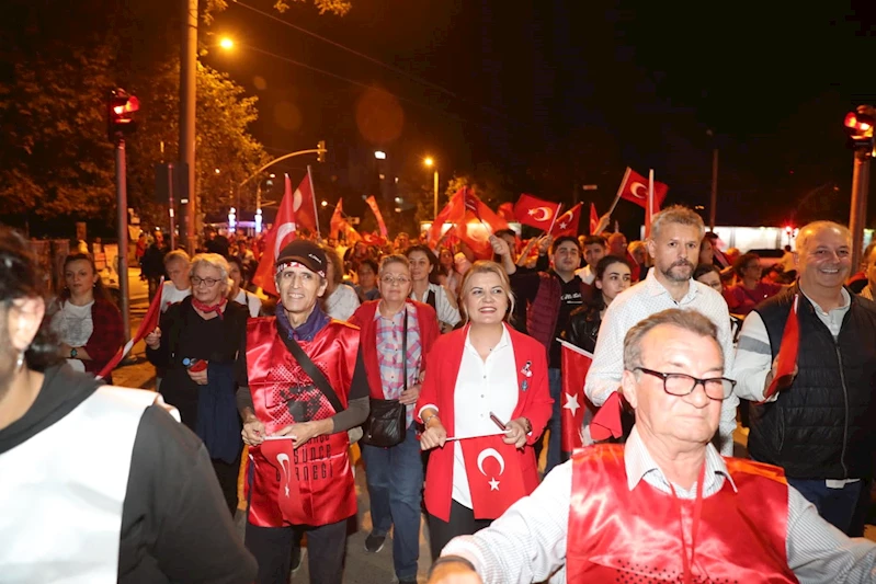 İZMİT BELEDİYESİ VE ADD’DEN MUHTEŞEM 100. YIL KORTEJİ