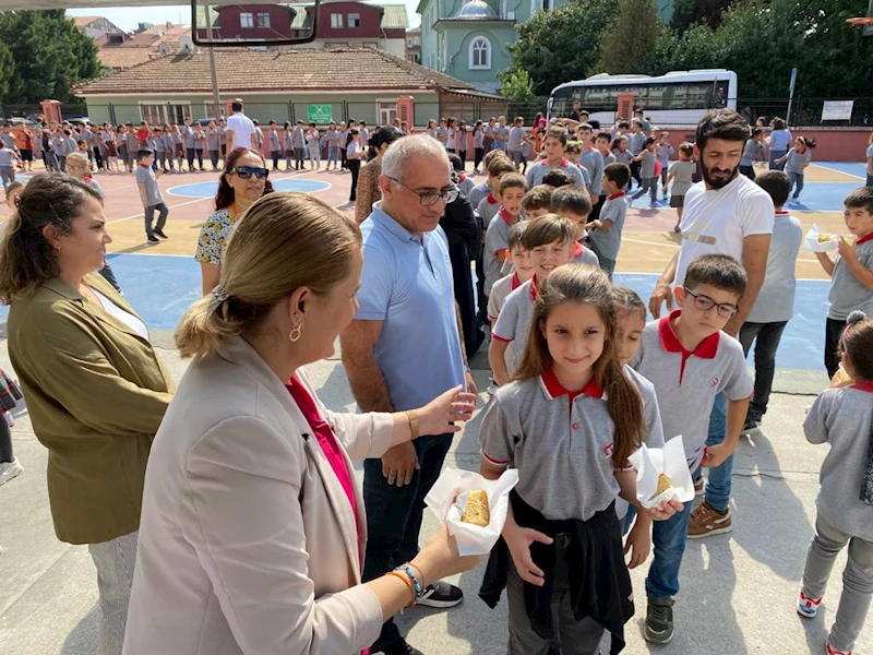 HÜRRİYET: HER ÖĞRENCİYE ÜCRETSİZ YEMEK  VERMEK İÇİN HER OKUL VE VELİYE ULAŞMAYA ÇALIŞIYORUZ!