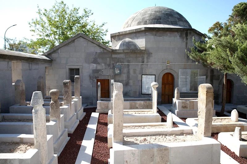 CEMÂLEDDİN AKSARÂYÎ TÜRBESİNDEKİ MEZAR TAŞLARI RESTORE EDİLDİ