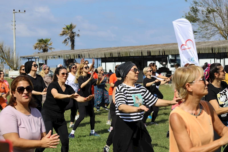 İZMİTLİ KADINLAR ZUMBA ETKİNLİĞİ İLE HEM EĞLENDİ HEM SPOR YAPTI