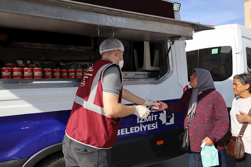 İZMİT BELEDİYESİ, MEVLİD KANDİLİNDE VATANDAŞLARA HELVA İKRAM ETTİ