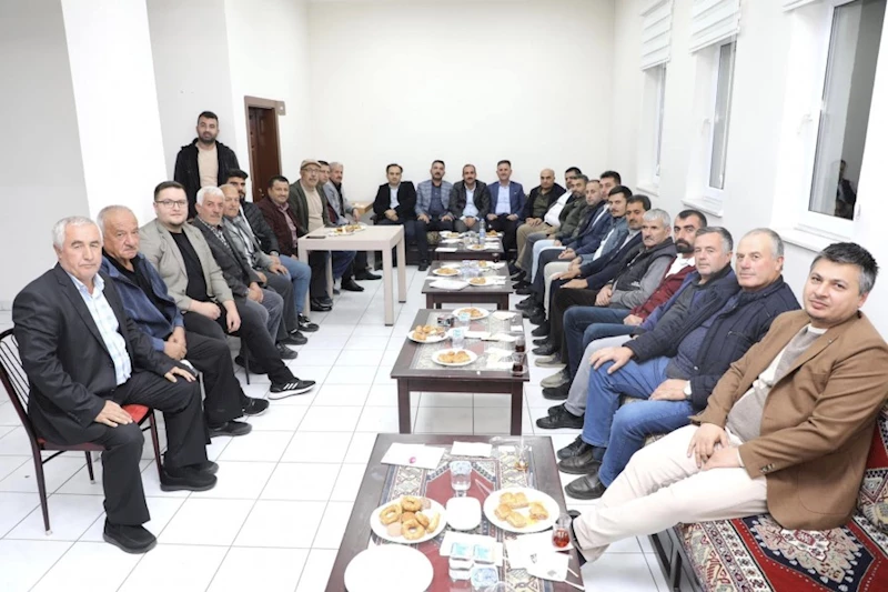 Birlik ve beraberlik içerisinde AK Partimizde görev yapmış Önceki dönem ilçe Başkanlarımızla, Yeni İlçe Başkanımız ve değerli yönetim kurulu üyelerimizle