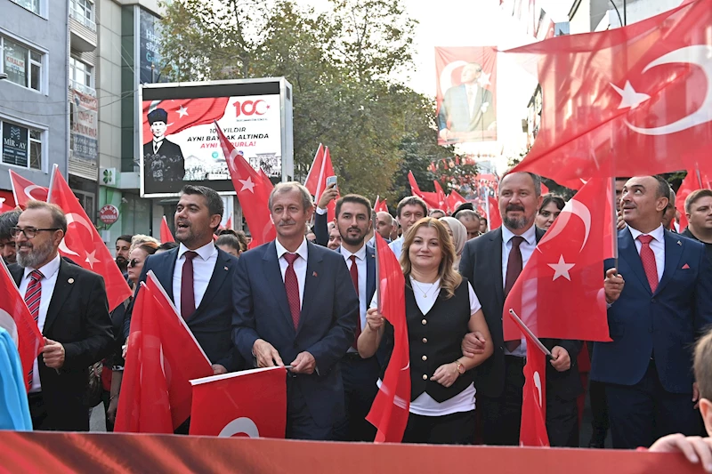 Başkan Uzunlar Cumhuriyet Bayramı 100. Yıl kutlama törenlerine eşlik etti