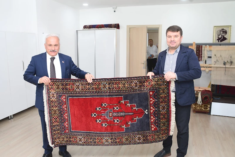 Vali Kumbuzoğlu ve Başkan Dinçer, Kadın Aktivite Merkezinde Halı Dokudu