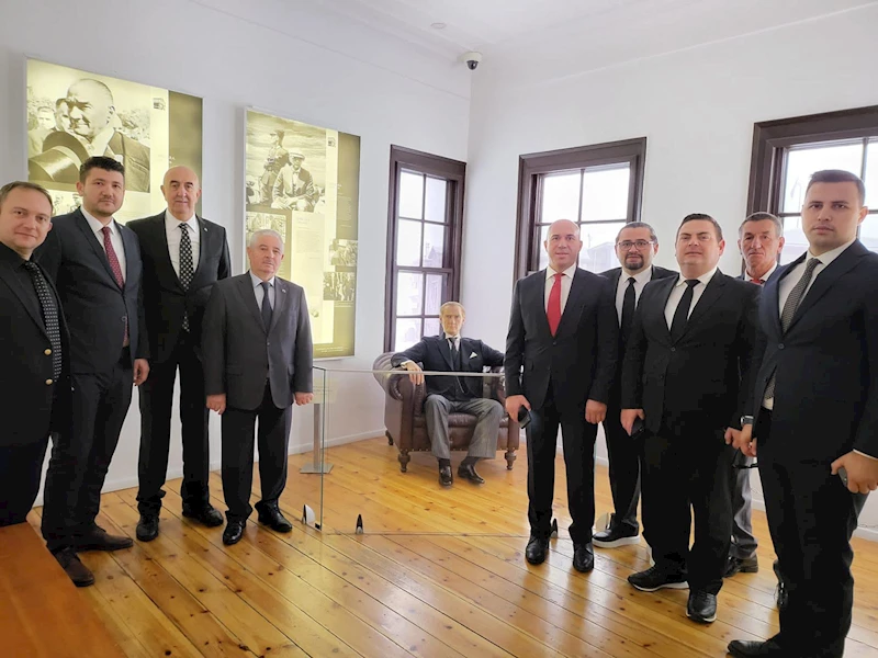 Başkan Uzunlar ve Meclis Üyeleri Ulu Önderi doğduğu evde andı