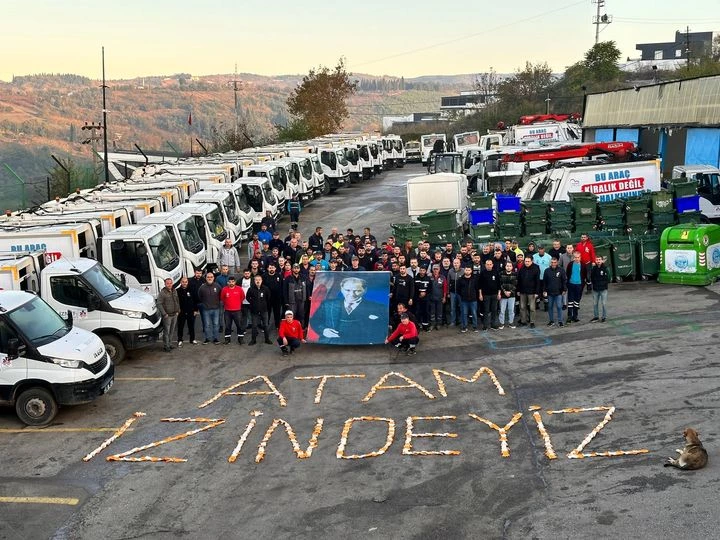 İZMİT BELEDİYESİ EMEKÇİLERİ İŞ ELDİVENLERİYLE ‘ATAM İZİNDEYİZ’ YAZDILAR