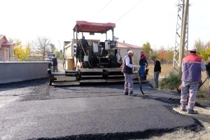 Ulalar Yerleşkesinde Asfalt serim çalışmaları yapılıyor.