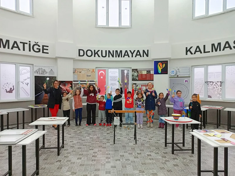 ARA TATİLDE ÇOCUKLAR BİLGİ EVİNDEKİ ETKİNLİKLERE KATILIYOR