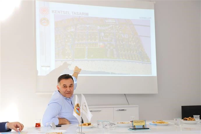 BAŞKAN YÜCEL’DEN KENTSEL DÖNÜŞÜM TOPLANTISI ALTSO VE MÜTBİR BAŞKANLARINA PROJEYİ ANLATTI