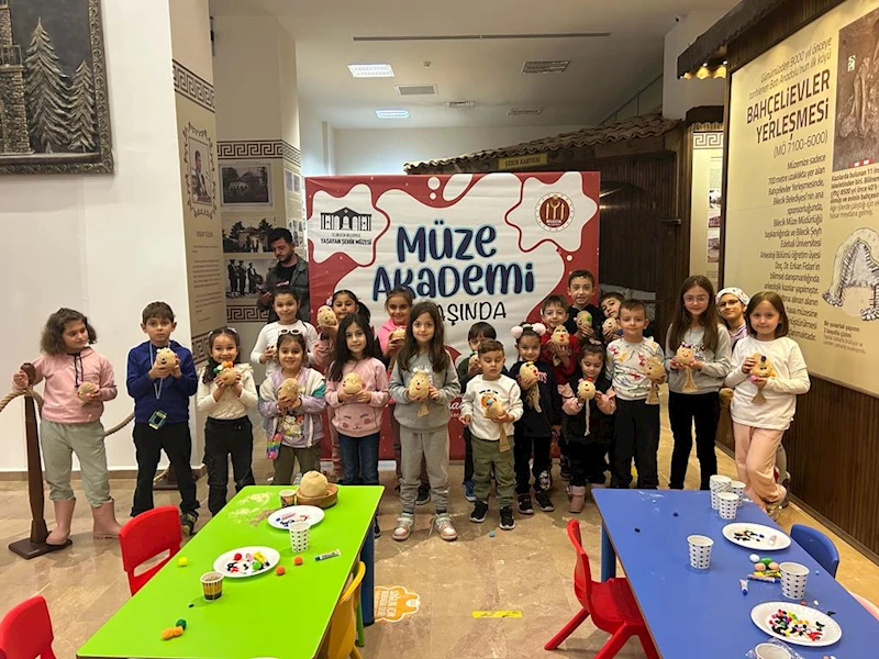 ÇOCUKLAR MÜZE AKADEMİDE KUKLA VE EBRU SANATI YAPTI