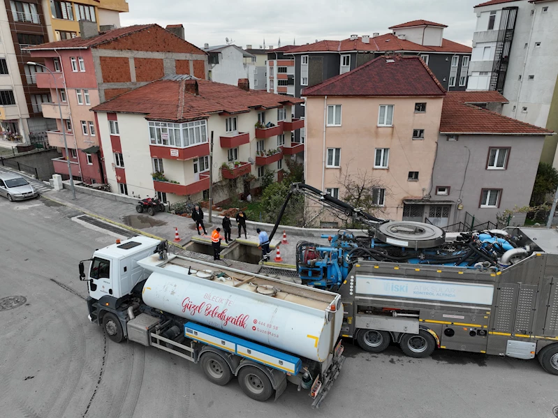 YAĞMUR SUYU VE KANALİZASYON HATLARINDAKİ ATIK VE ÇÖPLER TEMİZLENİYOR