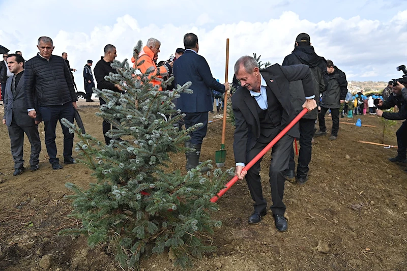 Başkan Uzunlar 100. Yıl onuruna fidan dikti