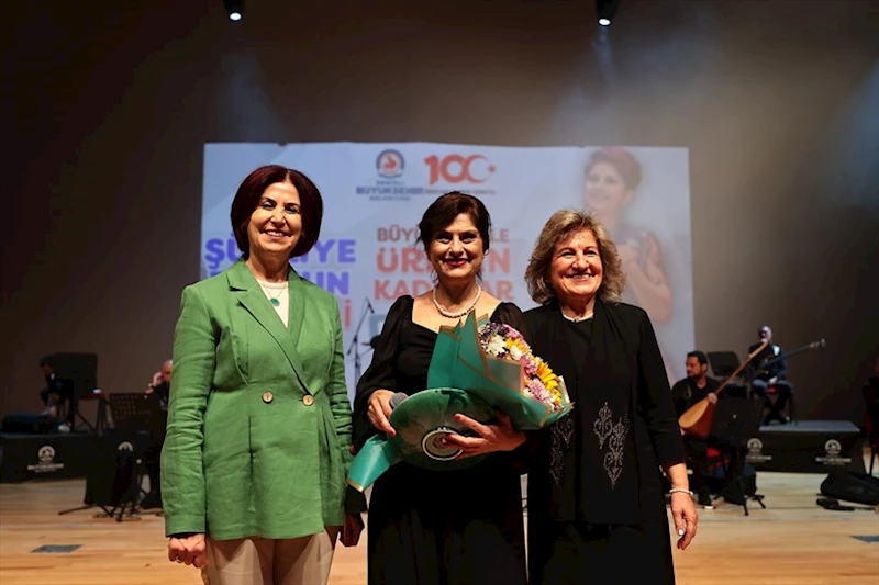 Şükriye Tutkun türküleriyle festivale renk kattı