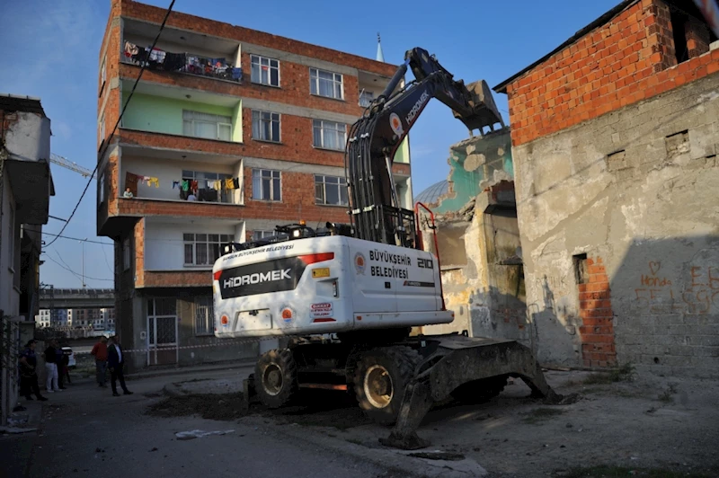 Metruk binalar yıkılıyor