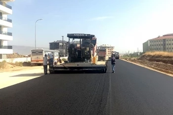 BÜYÜKŞEHİR EKİPLERİNDEN BULVARDA YOL ÇALIŞMASI