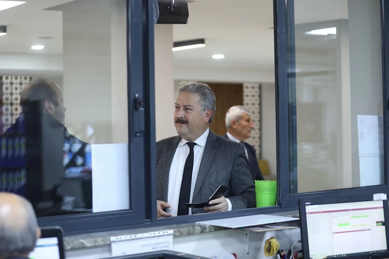 BAŞKAN PALANCIOĞLU, VEZNEDE EMLAK VERGİSİNİ ÖDEDİ