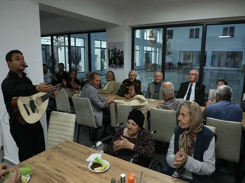 BAŞKAN KURT “YAŞAYAN ÇINARLARLA” BİR ARAYA GELDİ