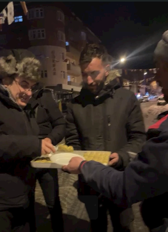 BAŞKAN DEMİR, KAR TEMİZLEME ÇALIŞMASI YAPAN İŞÇİLERE TATLI İKRAM ETTİ