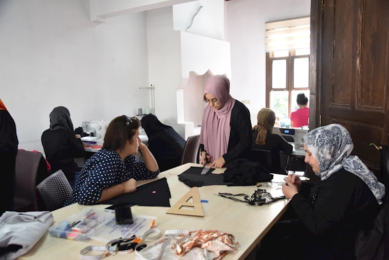 Kadınlar hem sosyalleşiyor hem meslek öğreniyor