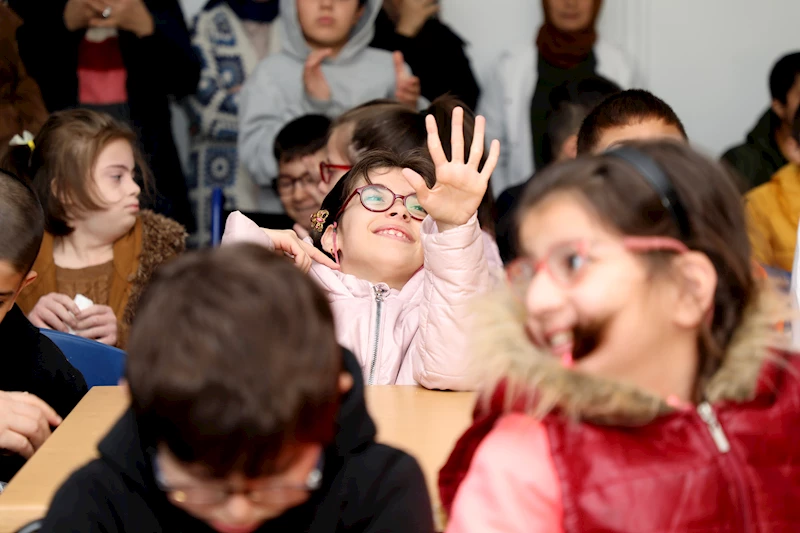 ‘Karagöz Göklerde’ engelsiz miniklere tebessüm oldu