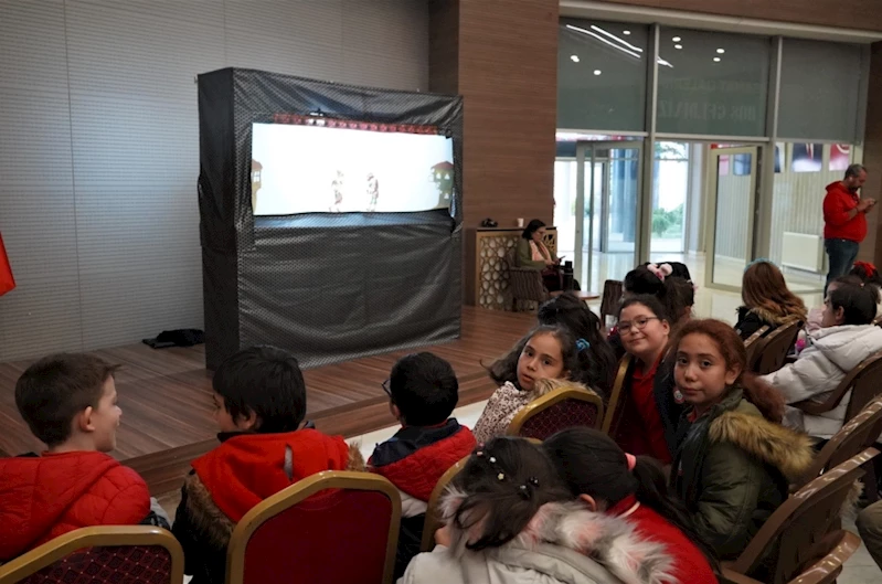 Minik öğrenciler Sanat Galerisi’nde karagöz oyunuyla tanıştı