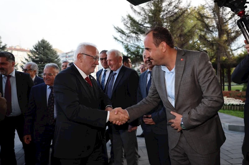 AK Parti Genel Başkan Vekilimiz, Sn. Mustafa Elitaş, Büyükşehir Belediyemizi ziyaret etmişlerdir. Belediye Başkanımız Av. Mustafa İlmek ziyarette