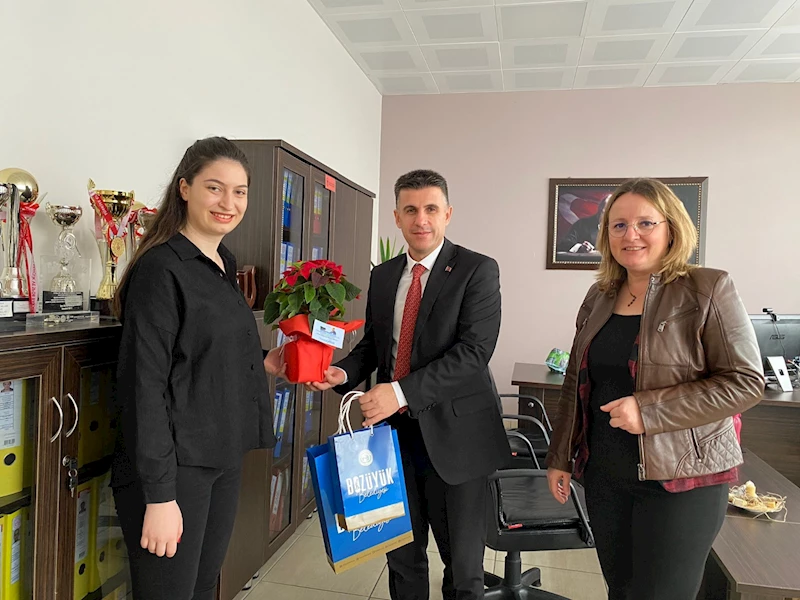 BAŞKAN BAKKALCIOĞLU’NDAN ÖĞRETMENLERE ÇİÇEKLİ, ÇİKOLATALI, ROZETLİ KUTLAMA