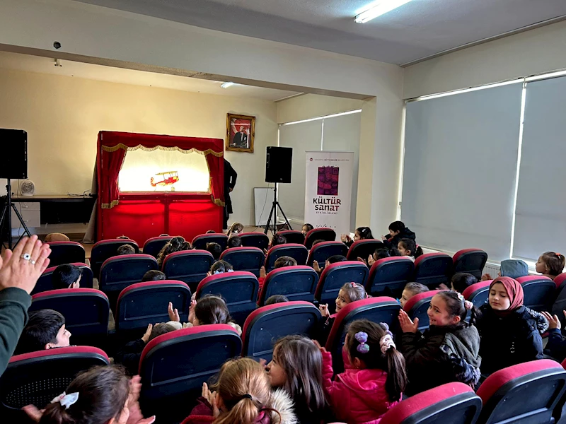 Okullarda miniklere tebessüm olan sahne: Karagöz Göklerde