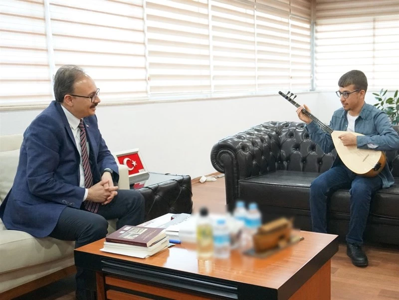 VALİ VE BELEDİYE BAŞKAN V. DR. KIZILKAYA, ÖZEL BİREY EYÜP SARSILMAZ’I MAKAMINDA AĞIRLADI