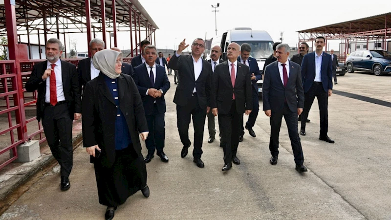 Depremde Hayvanları Telef Olan Üreticilere, Büyükbaş Hayvanları Teslim Edildi