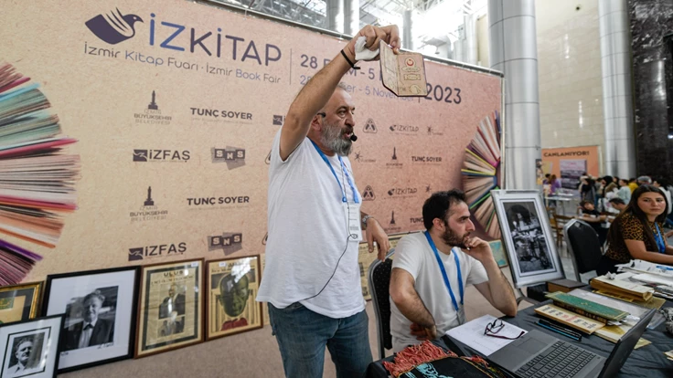 Atatürk’ün imzaladığı “Mebus Defteri” İzmir Büyükşehir Belediyesi arşivine kazandırıldı