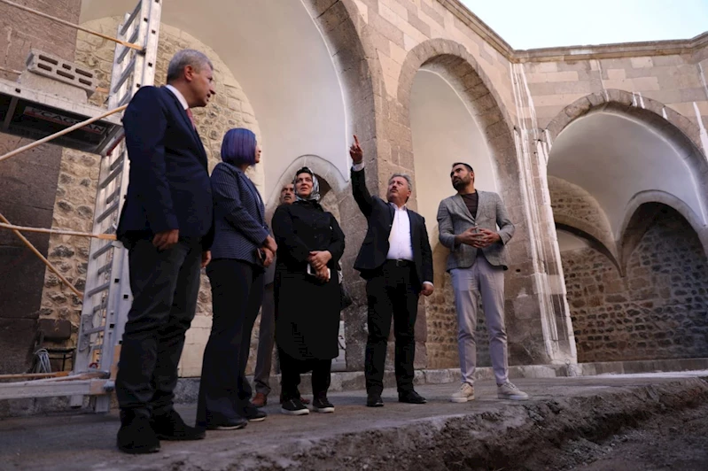 TARİHİNE SAHİP ÇIKAN MELİKGAZİ, KÖŞK MEDRESE’Yİ GÜN YÜZÜNE ÇIKARIYOR