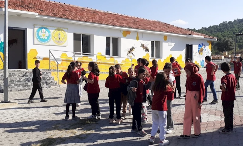 Kırkağaç ve Akhisarlı 95 Öğrenci Arıların Dünyasını Keşfetti
