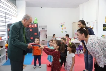 MİNİKLERDEN BÜYÜKERŞEN’E KALPLİ HEDİYE