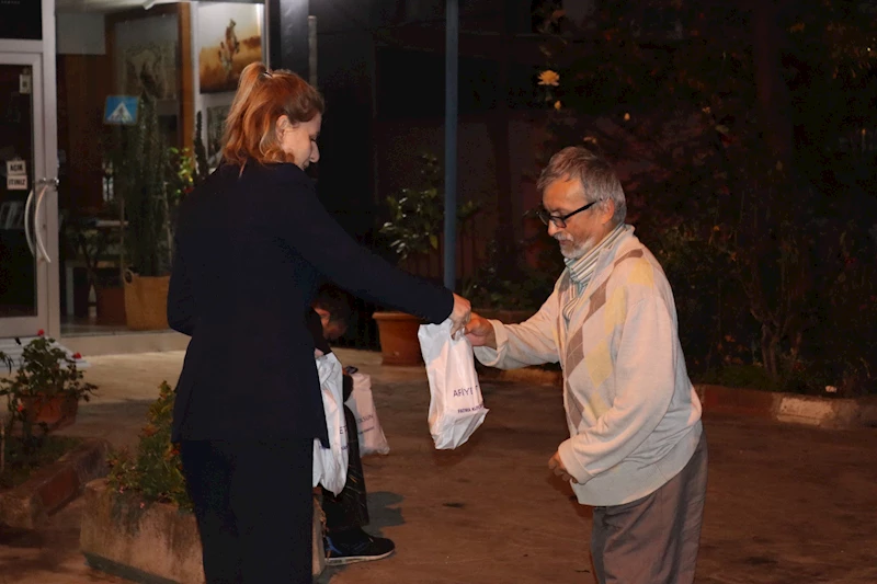 İZMİT BELEDİYESİ SABAH İŞÇİ SERVİSLERİNDEKİ EMEKÇİLERE İKRAMLARINA DEVAM EDİYOR