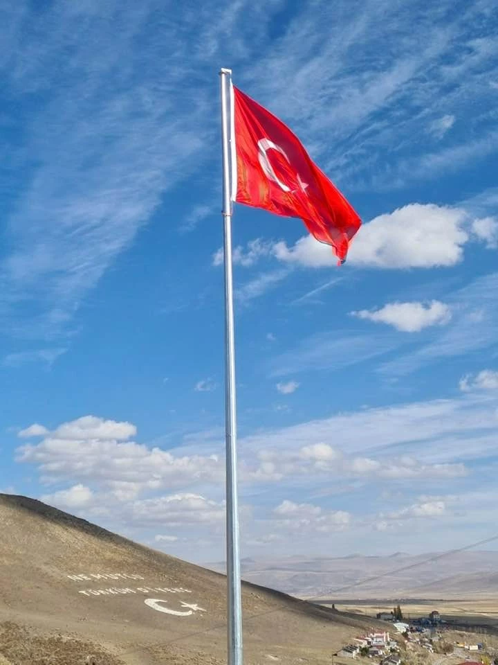 Cumhuriyetimizin 100. Yıl anısına dev bayrağımızı mahşere dek inmemek üzere ilçemiz Çıldır a çektik.