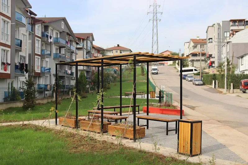 İZMİT BELEDİYESİ KATİP ÇELEBİ SOKAK’TA VATANDAŞLARA YENİ OTURMA ALANI KAZANDIRDI
