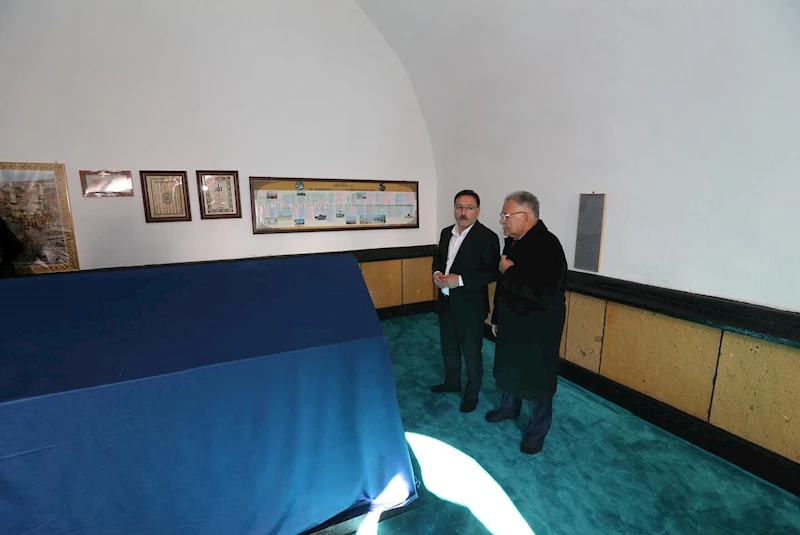Vali Çiçek ve Başkan Büyükkılıç, Melik Mehmet Gazi’yi Kabri Başında Dualarla Andı