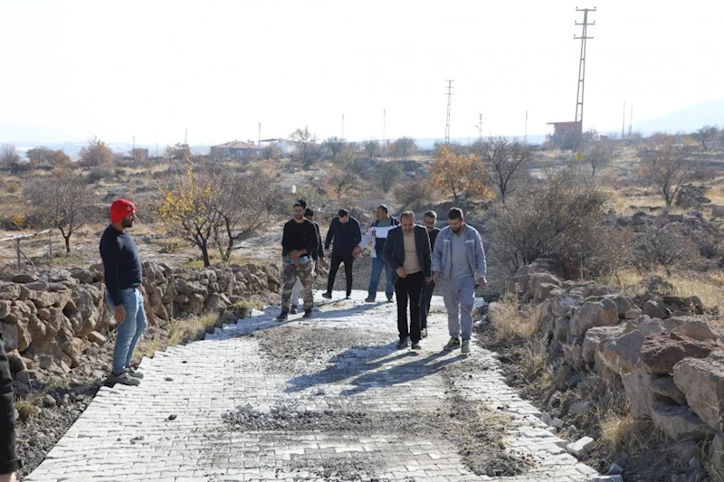 Belediye Başkanımız Av. Mustafa İLMEK, İlçemiz Bölükler mevkiinde yapılan parke çalışmalarını yerinde inceledi. Hava şartları elverdiği sürece çalışmalar