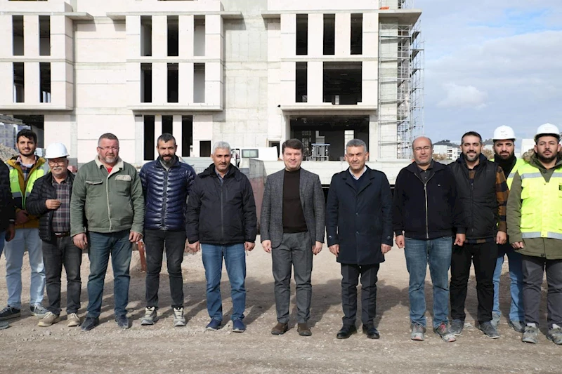 BELEDİYE BAŞKANI DR. EVREN DİNÇER, KABA İNŞAATI TAMAMLANAN YENİ BELEDİYE HİZMET BİNASINDA İNCELEMELERDE BULUNDU
