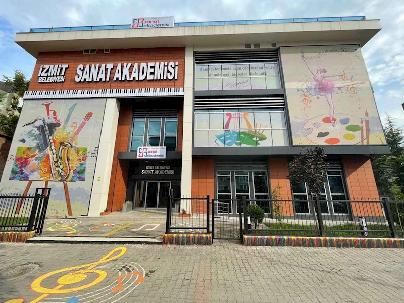İZMİT SANAT AKADEMİSİ TİYATRO BÖLÜMÜ YENİ DÖNEM DERSLERİNE BAŞLIYOR