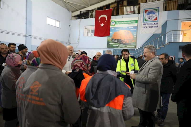 BAŞKAN PALANCIOĞLU MESAİYE, SAHA ÇALIŞANLARINI ZİYARET EDEREK BAŞLADI